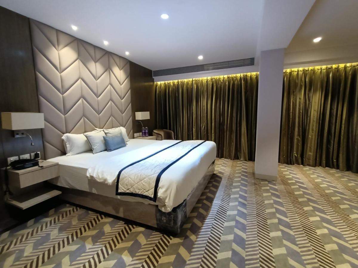 Hotel Highway Inn Andheri East Мумбаи Экстерьер фото