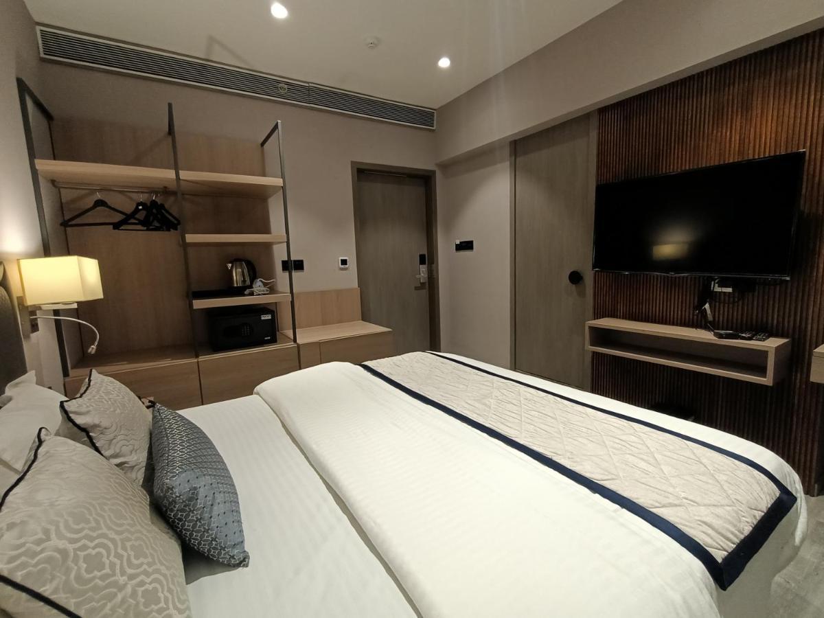 Hotel Highway Inn Andheri East Мумбаи Экстерьер фото