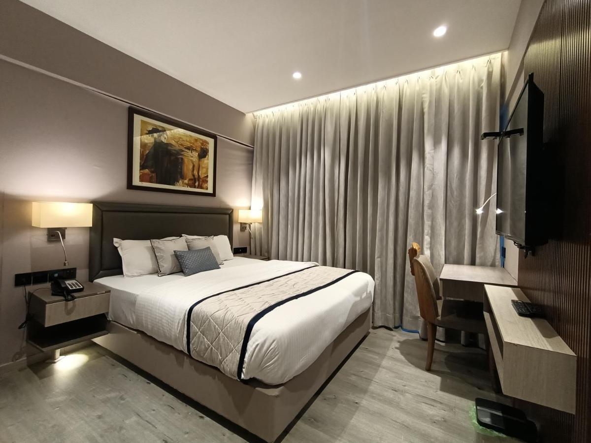 Hotel Highway Inn Andheri East Мумбаи Экстерьер фото