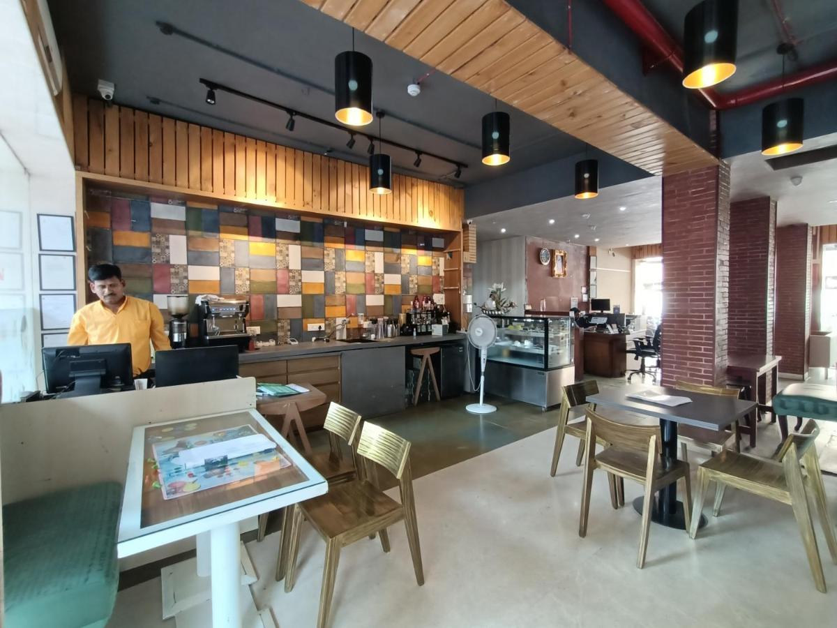 Hotel Highway Inn Andheri East Мумбаи Экстерьер фото