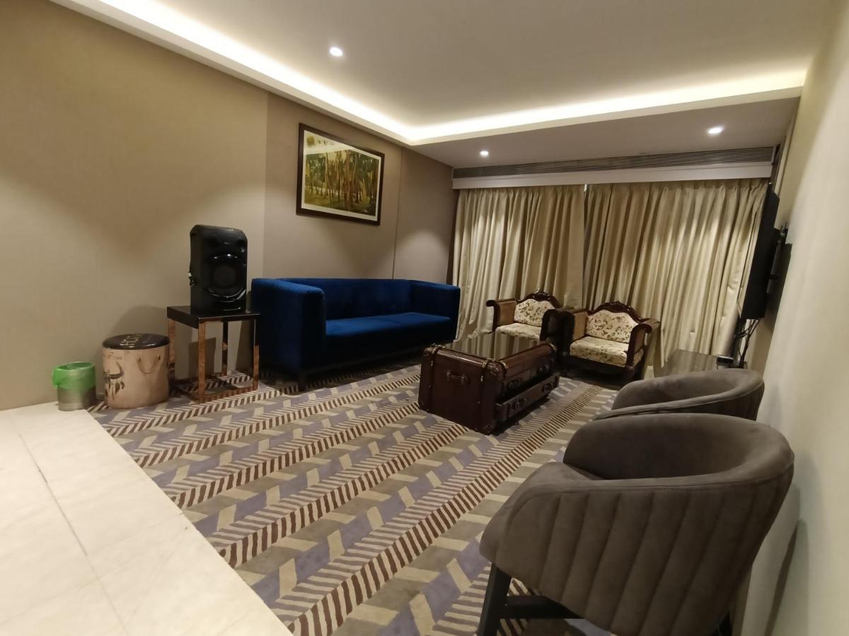Hotel Highway Inn Andheri East Мумбаи Экстерьер фото